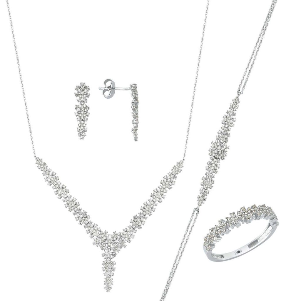 Favori 14 Karat White Gold Engagement Jewelry Set